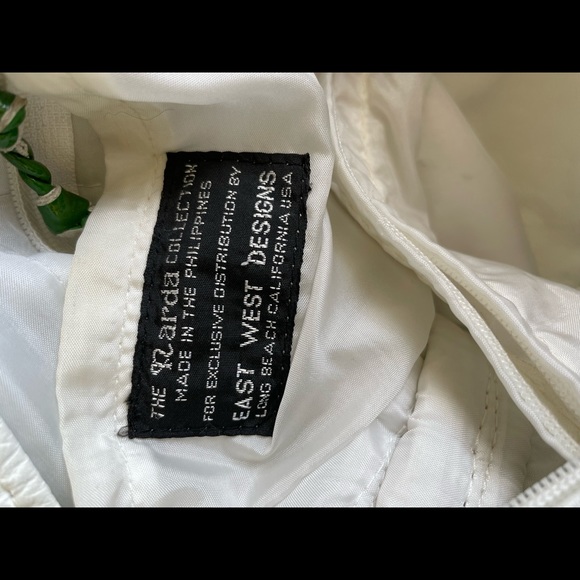 White designer White leather shoulder bag by East West Designs - Picture 5 of 10